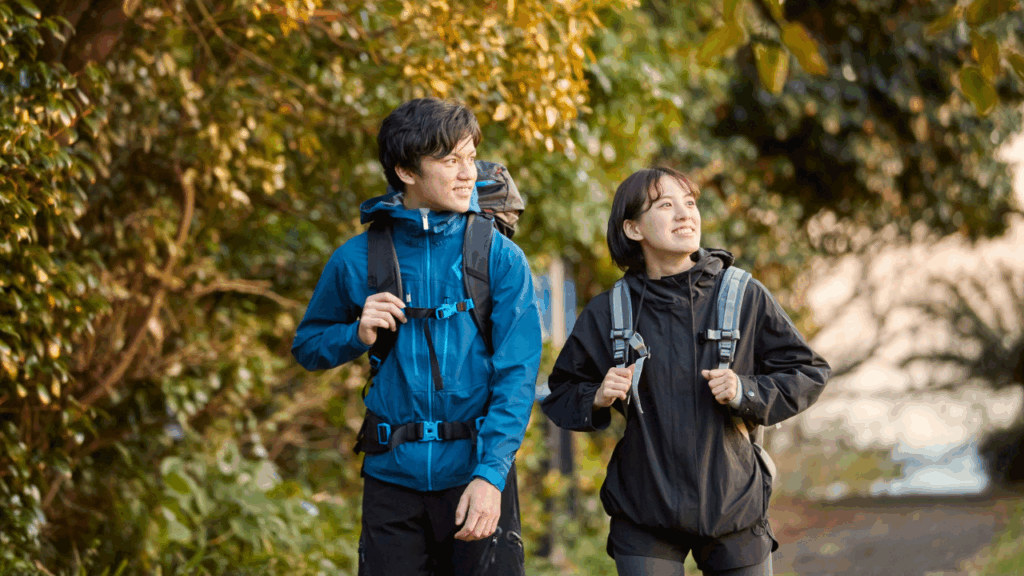 登山をする男女