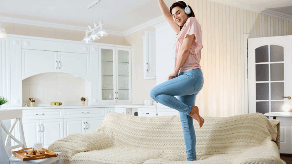 部屋で踊る女性