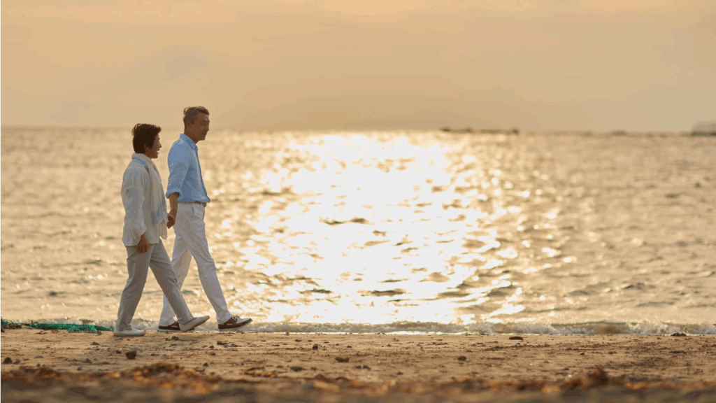 浜辺を散歩する夫婦