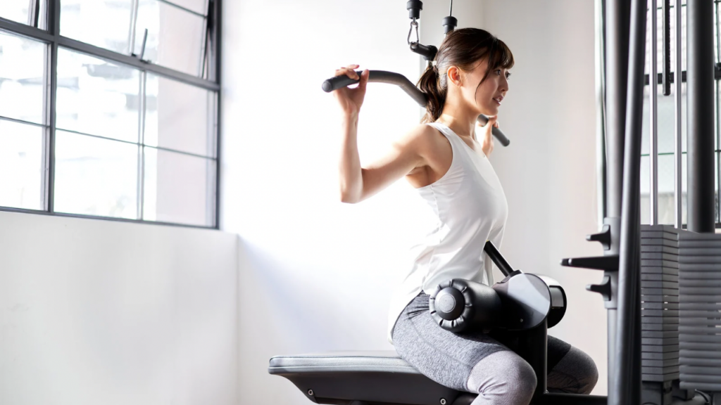 ラットプルダウンをする女性