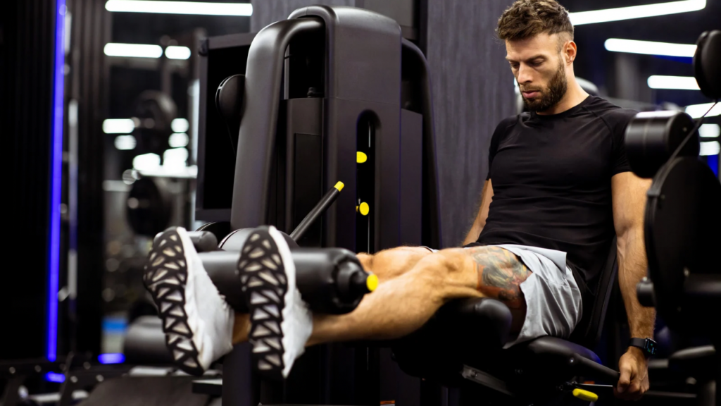 レッグエクステンションをする男性