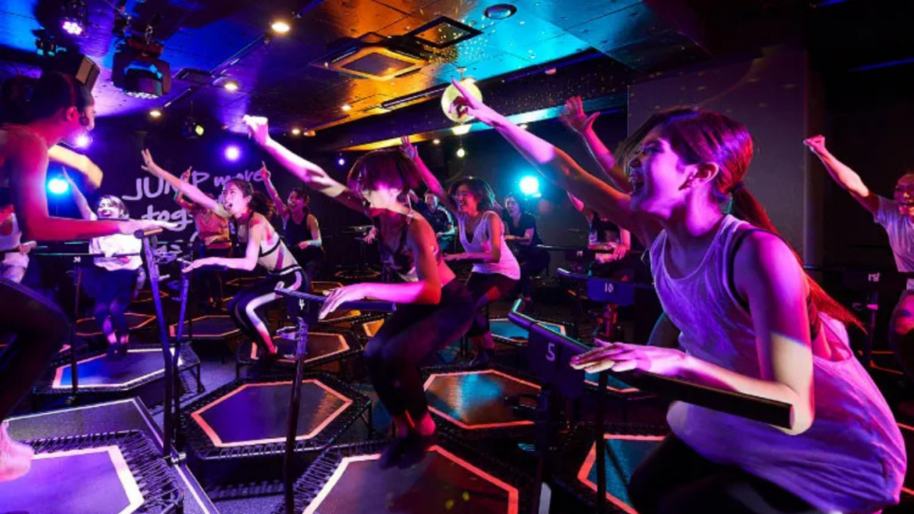 暗闇トランポリン