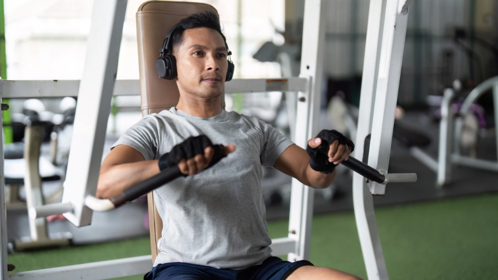 チェストプレスをする男性