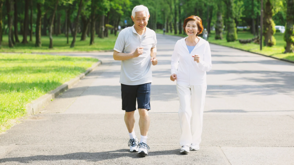 ウォーキングをする高齢者