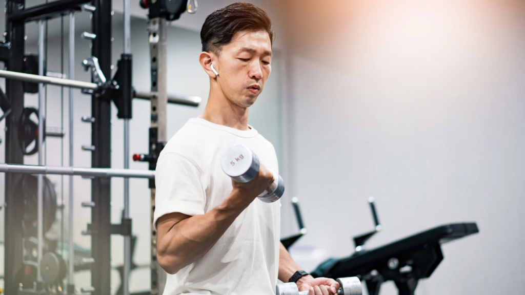 筋トレする男性