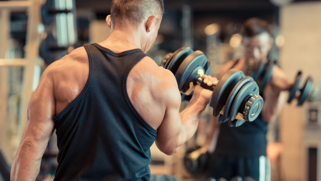 筋トレする男性