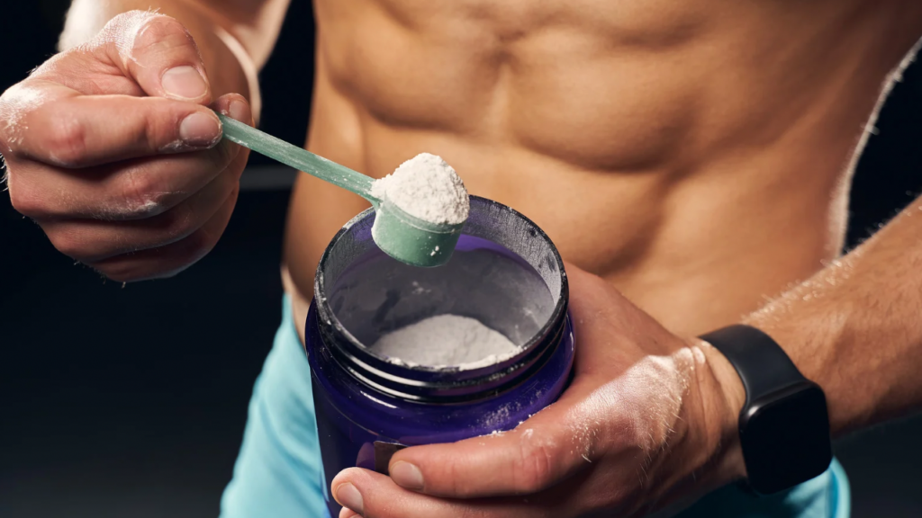 プロテインを飲む男性