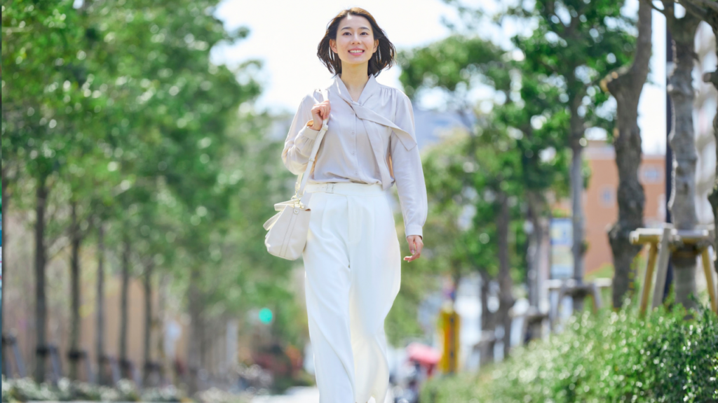 歩く女性