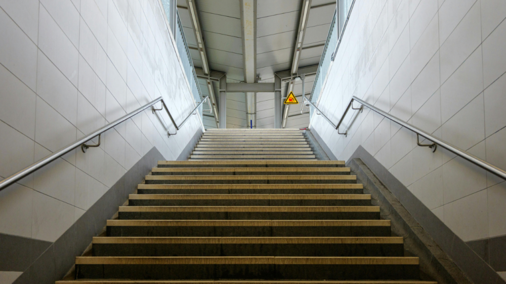 駅の階段