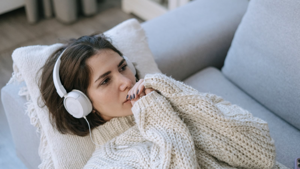 音楽を聴く女性