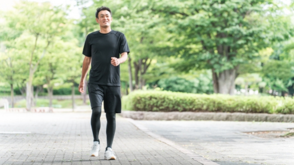 公園を歩く男性