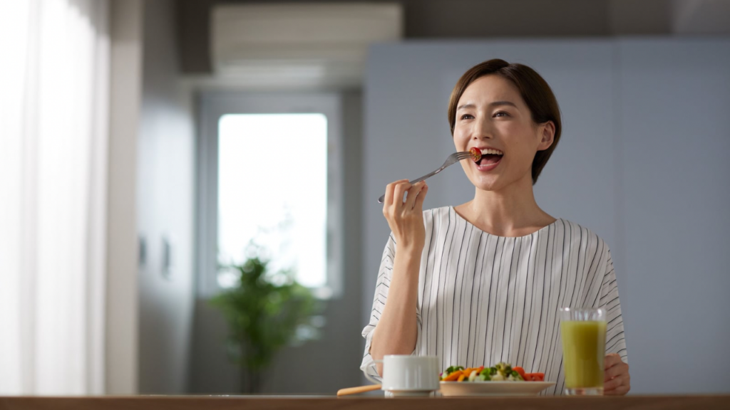 食事をする女性