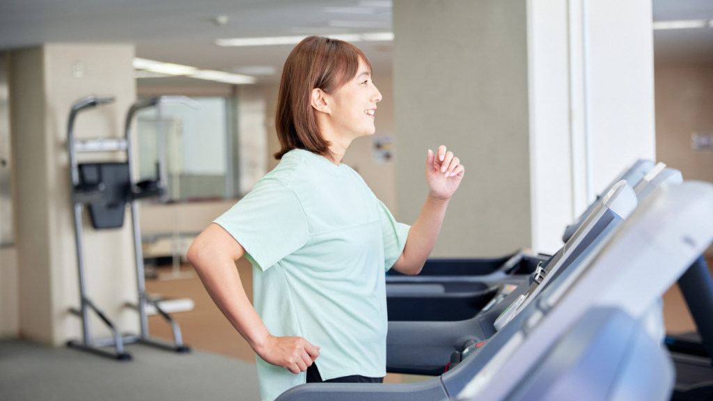 歩く女性