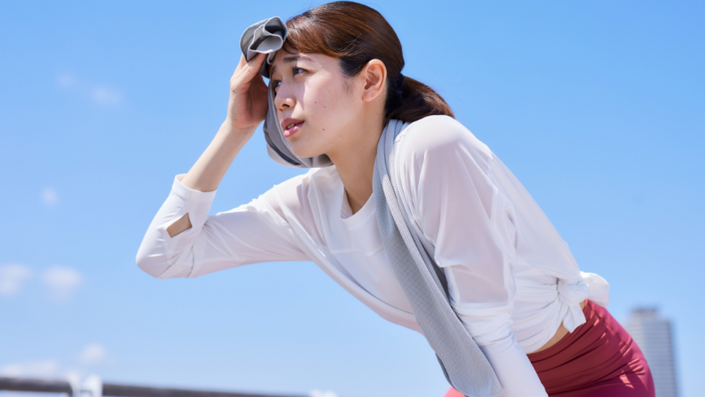 汗をかく女性