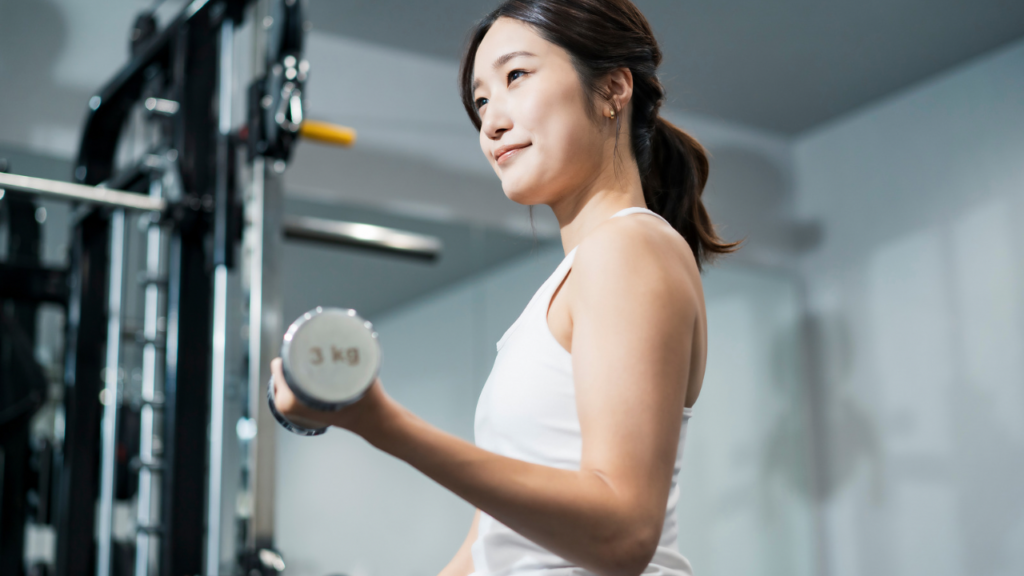筋トレする女性