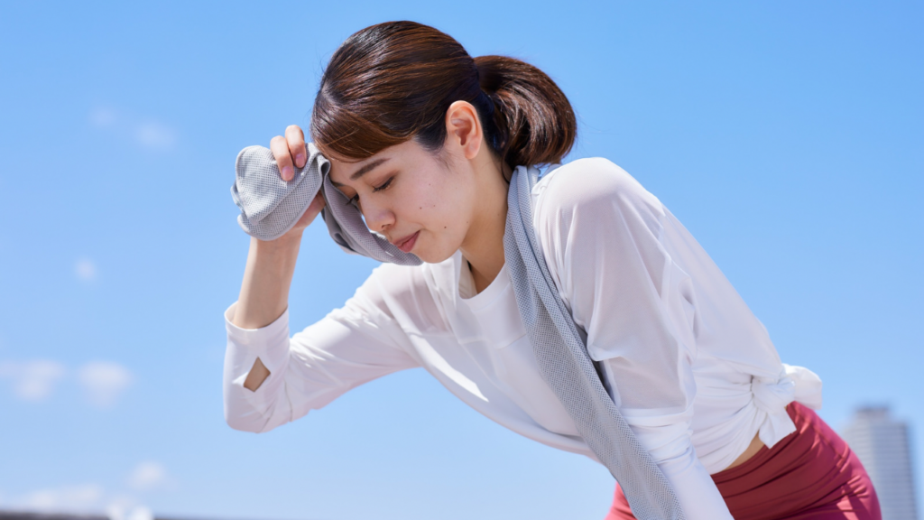 汗をかく女性