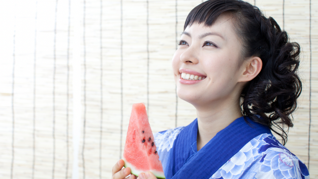 スイカを食べる女性