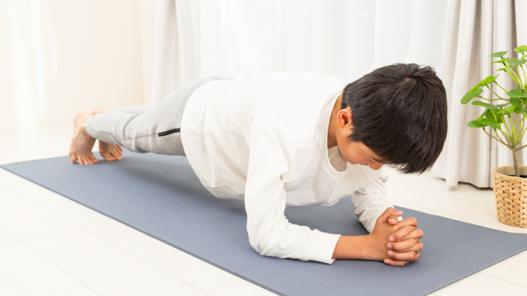 筋トレする男性